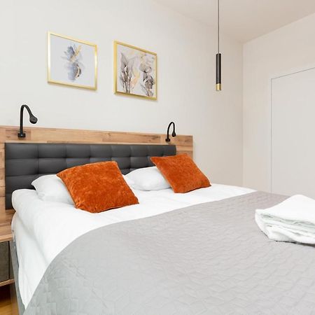 Park Arkadia Apartment With Parking Mokotow By Noclegi Renters 바르샤바 외부 사진